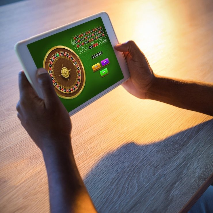 Dealer live casino profesional berinteraksi dengan pemain melalui platform cici303